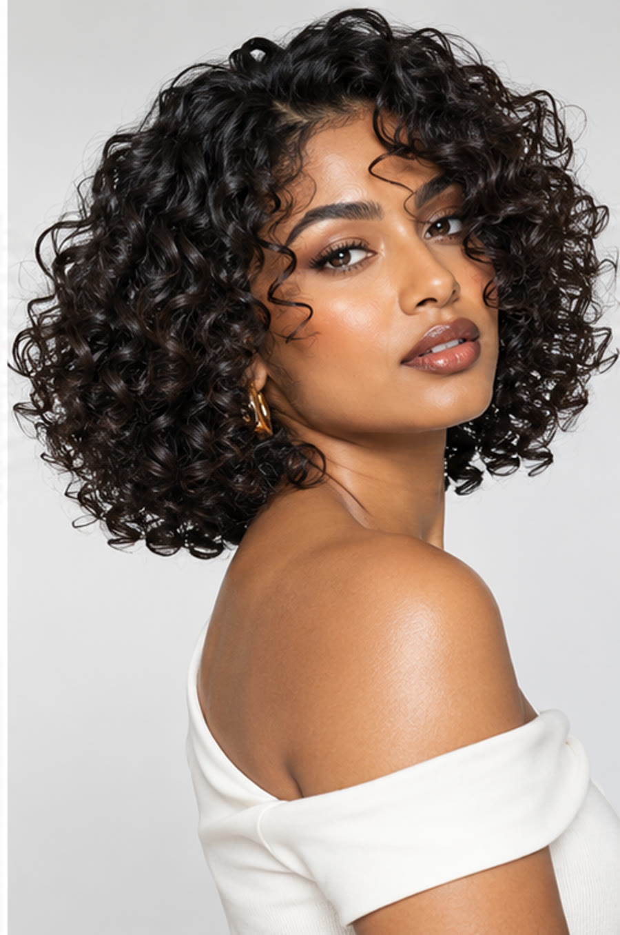 Editorial hairstyle inspiration: defined curls with a sculpted cut